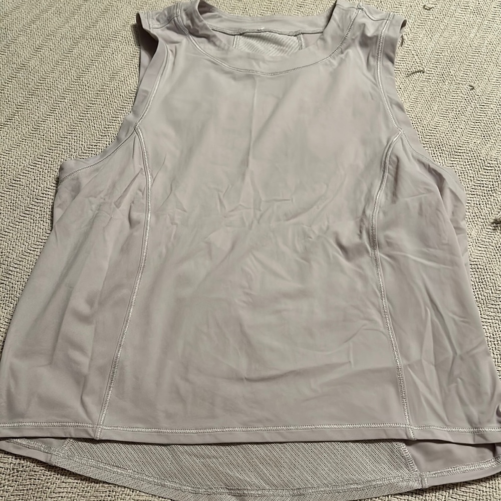 Lululemon tank top super breathable fabricgreat condition size 4
